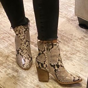 Nine West Snake Print Bootie Boot Size 6 Side Zip
